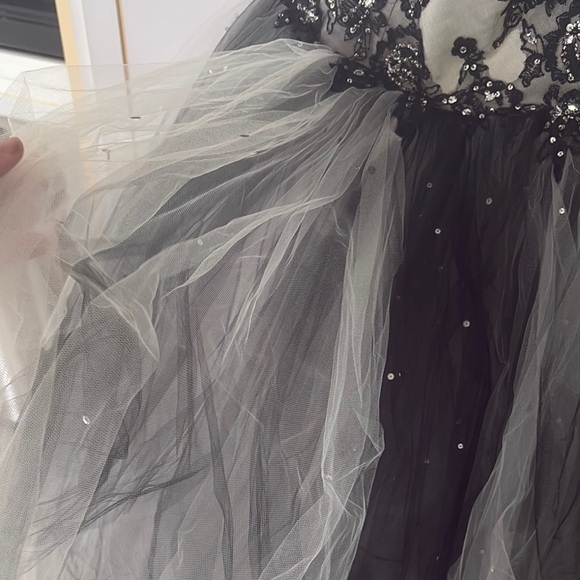 Mori Lee Black and White prom quinceañera Dress sz 9/10 tool lace sequins beauty - Picture 15 of 17